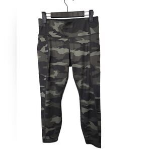 Athleta Camo Contender 7/8 tight in black Oliver small Petite